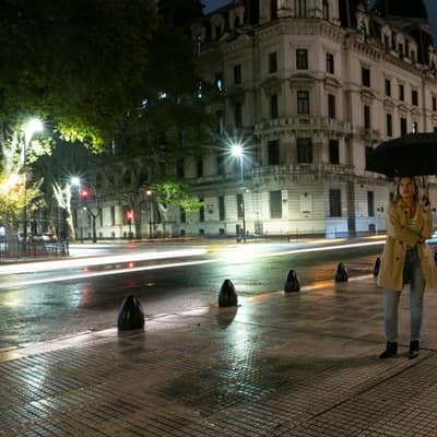 Noche de Lluvia y Brasas Suaves