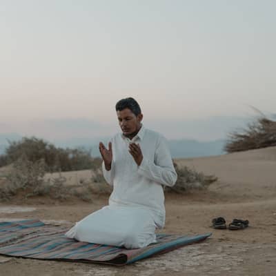 فجر هادئ يحمل نسيم الصحراء