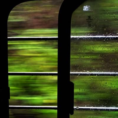 रेलें धुंधलापन में, बारिश और जल / Trains in Haze, Rain and Water