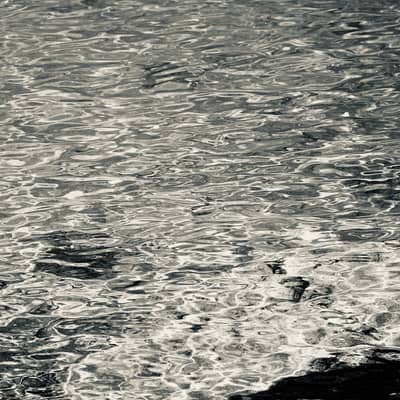 Lueur hivernale sur l'eau calme