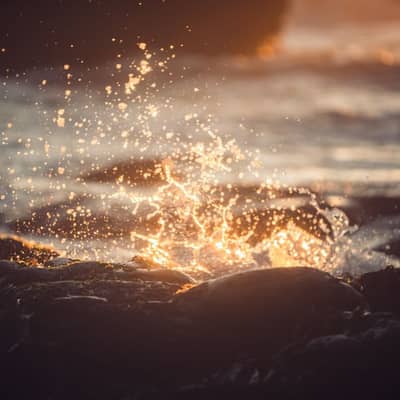 شعله‌ی غروب کنار آب