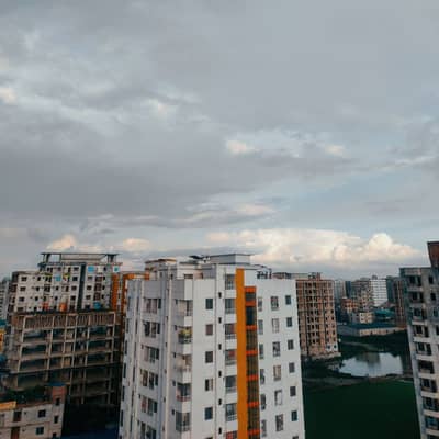 ঝলকে ওঠে সোনালী আকাশের নিচে