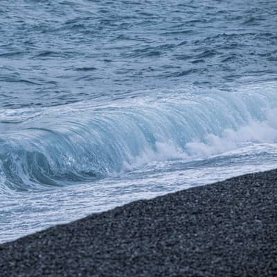 Les Vagues Éternelles Tissent le Silence