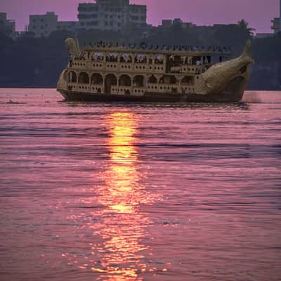 মৃদু বাতাসে আচ্ছাদিত সন্ধ্যা