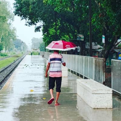 قطارٌ مطاطيٌّ تحت المطر