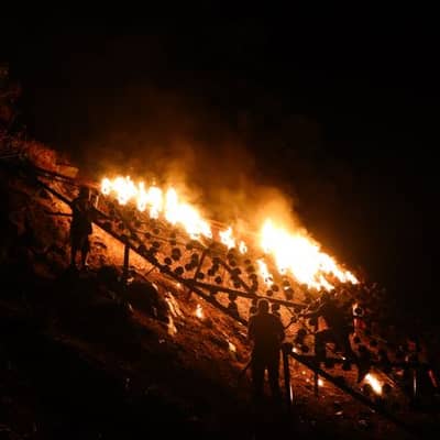 Fogueira Noturna à Beira d'Água Gelada